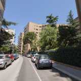 Ma per comprendere meglio il concetto di �villaggio� dobbiamo percorrere vie tranquille come Cardinale Mimmi (nella foto) o Papa Innocenzo XII. Su strade strettissime, tortuose e a un solo senso di marcia, dove le auto sono costrette ad andare piano...